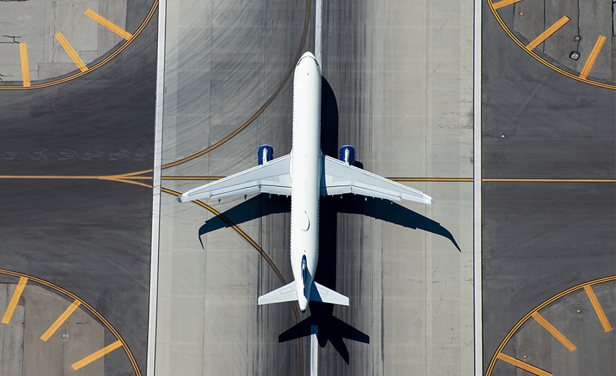 Visão aérea de um avião de carga aérea em uma pista