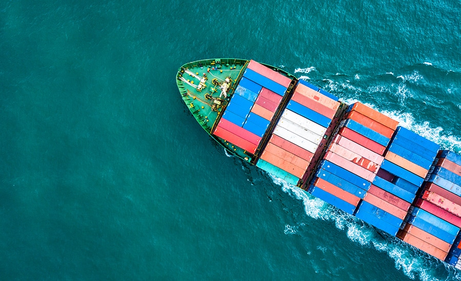 Bovenaanzicht van een vrachtschip met veel veelkleurige zeecontainers